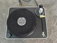 Clearaudio Concept Plattenspieler mit Tonarm und Puck