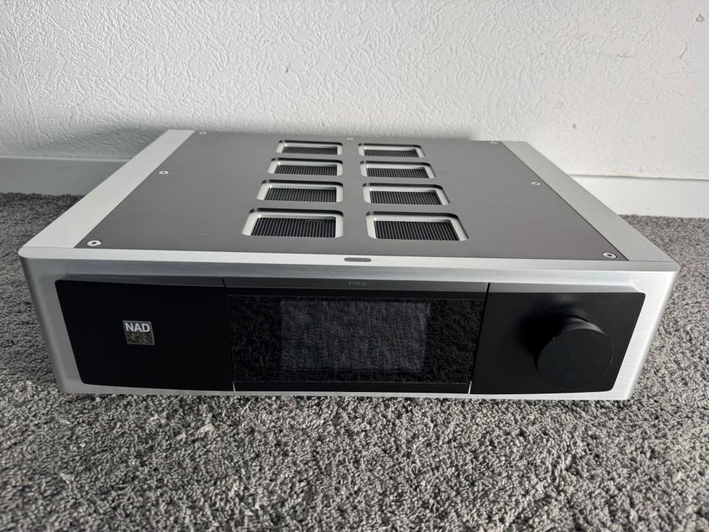 NAD Masters M12 M 12 High End Stereo Vorstufe mit BluOS Streaming Modul