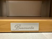 Burmester V1 Rack in der Ausführung Macassar und 4-stufig.