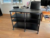 Trend 2-4 schwarze Böden, schwarze Säulen mit Rollen