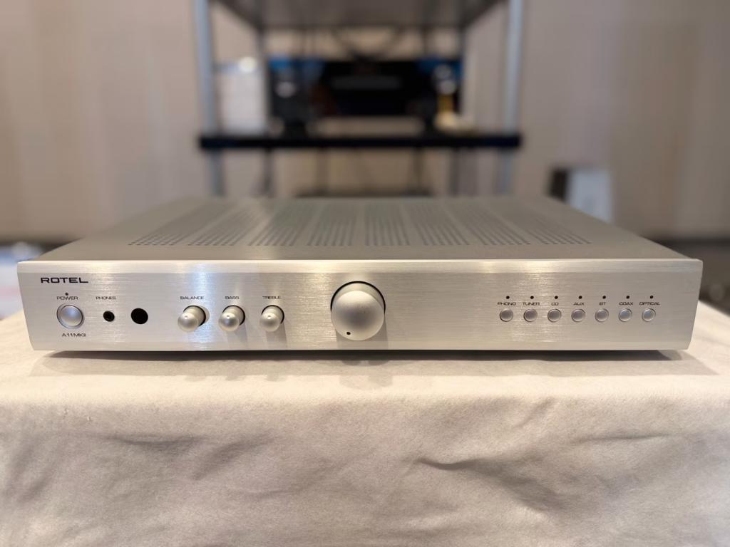 Rotel A11MKII in Silber
