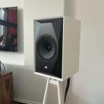 MoFi Sourcepoint 8 mit Art&Voice Weichentuning und Lautsprecherständern von Solidsteel