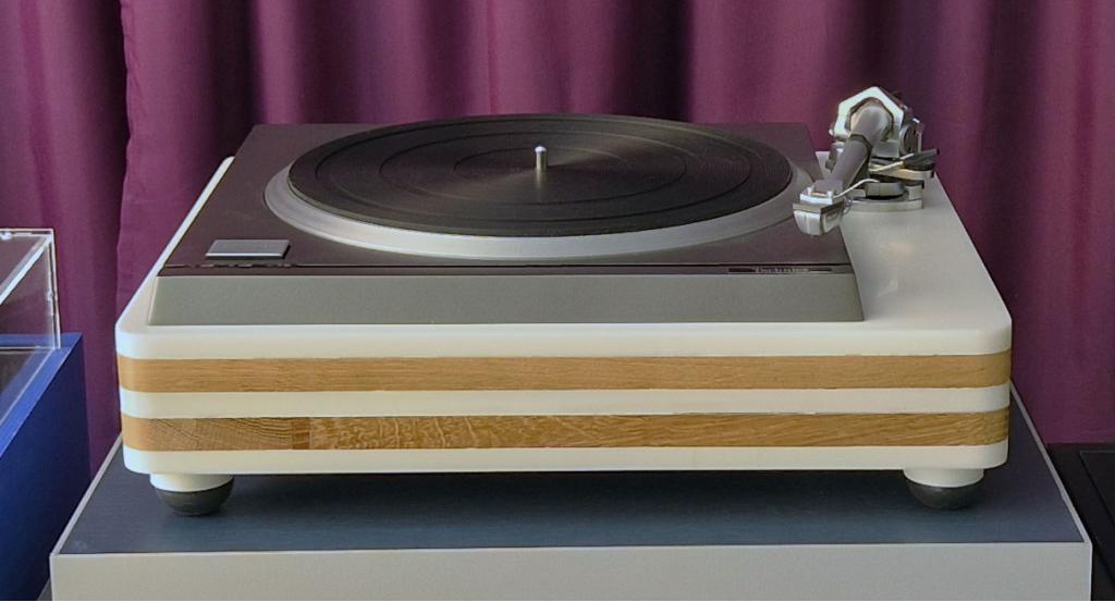 Technics Technics SP10MK2 with Corian/Oak cabinet