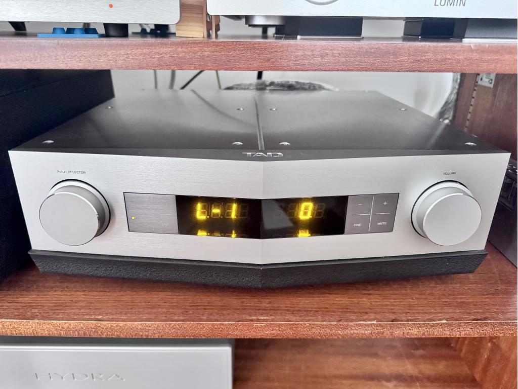 TAD Technical Audio Devices Laboratories Reference C600 Preamplifier