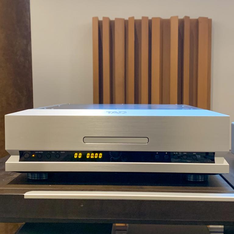 For sale a superb TAD D 1000MK2 CD player/SACD/Convertor - silver