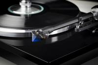 E.A.T. B-Sharp mit Ortofon 2M Blue