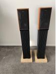Sonus Faber Guarneri Homage High End Kompaktlautsprecher in Walnuss mit Stands