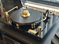 Connoisseur Piano Schwarz Gold SME Tonarm Gold Original Haube & Wandhalterung