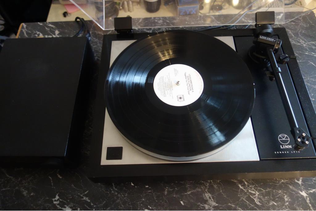 LINN LP12 Lingo Ekos Kandid, Mark Levinson 390s, 25 Phono, Jürgen Pack LSP 360 Grad, Octave MRE 120 Monos, Hovland HP 100 MC, McIntosh Mr 71, Nordost Thor