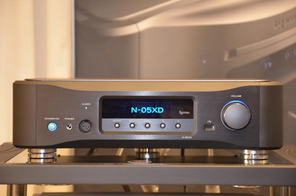 Esoteric N-05XD Netzwerk-DAC/Vorverstärker schwarz