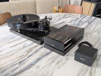 Brinkmann Bardo Turntable with 10.5 tonearm and external RöNt power supply