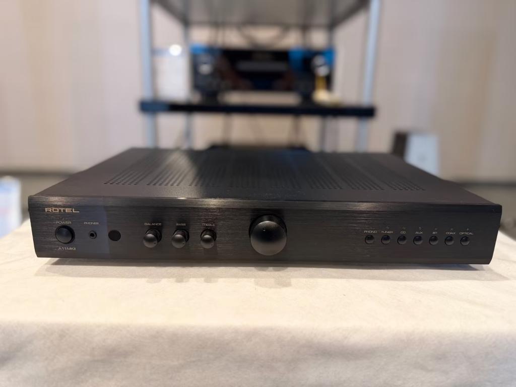 Rotel A11MKII in Schwarz