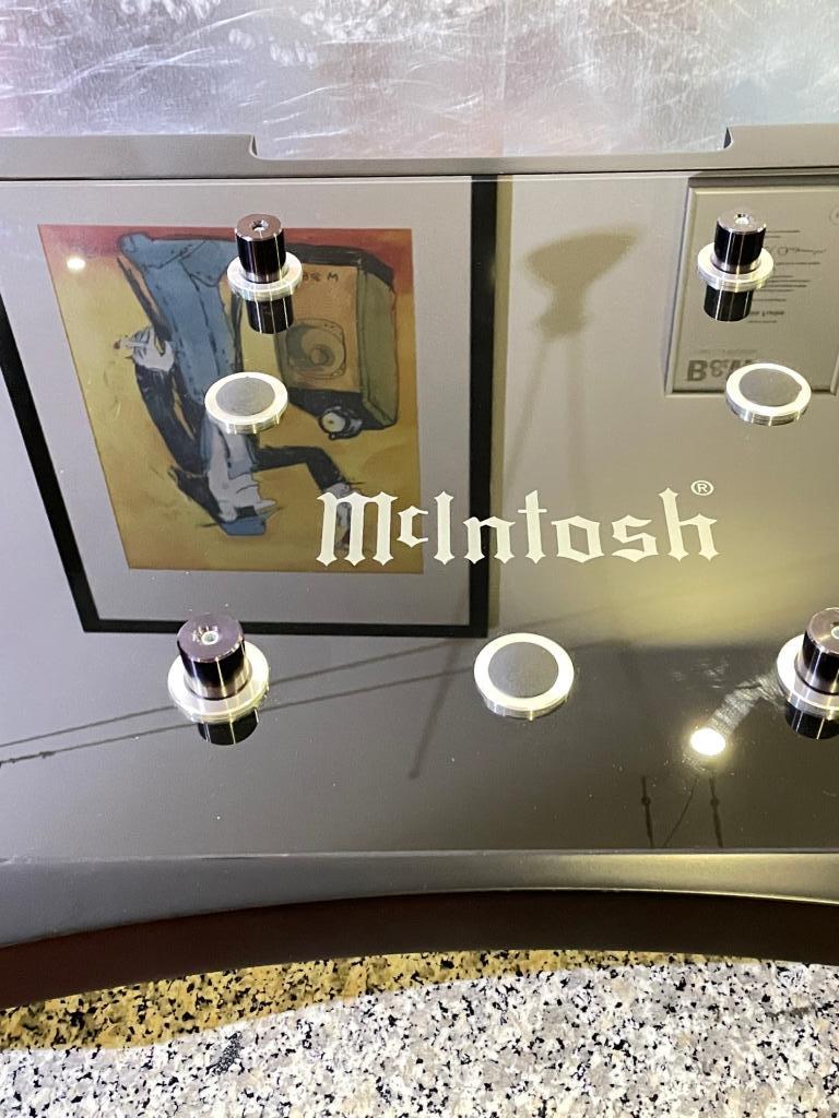 Creaktiv / McIntosh BIG REFERENCE PLUS ENDSTUFENBASE.Sonderanfertigung- Handgefertiger Vollholz- Rahmen mit Glasplatte und original McIntosh Schriftzug.