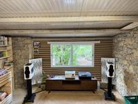 Kii three with stands and remote (UK power leads)