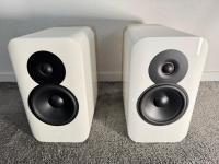 Q Acoustics Concept 300 High End Stereo Kompaktlautsprecher in weiß mit Stands