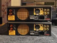 Vorverstärker + 2 Mono Endverstärker.