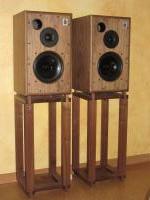 Monitor 30.3 XD2 + TonTräger Walnuss