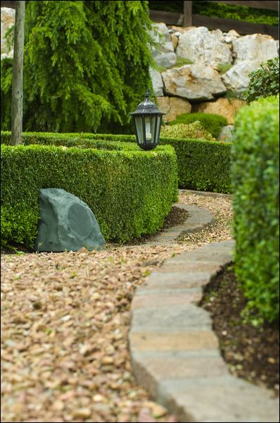 Bei der Hitze wird im Garten gehört - mit Tannoy Gartenlautsprechern Musik auch im Garten möglich - mit Tannoy SR601T