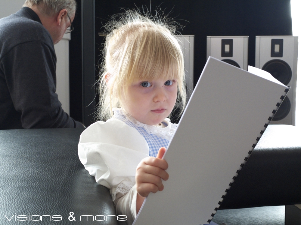 Die Qual der Wahl ! Selbst unsere kleinste Kundin ist sich noch nicht ganz schlüssig :-) visions & more   Musik über Generationen !