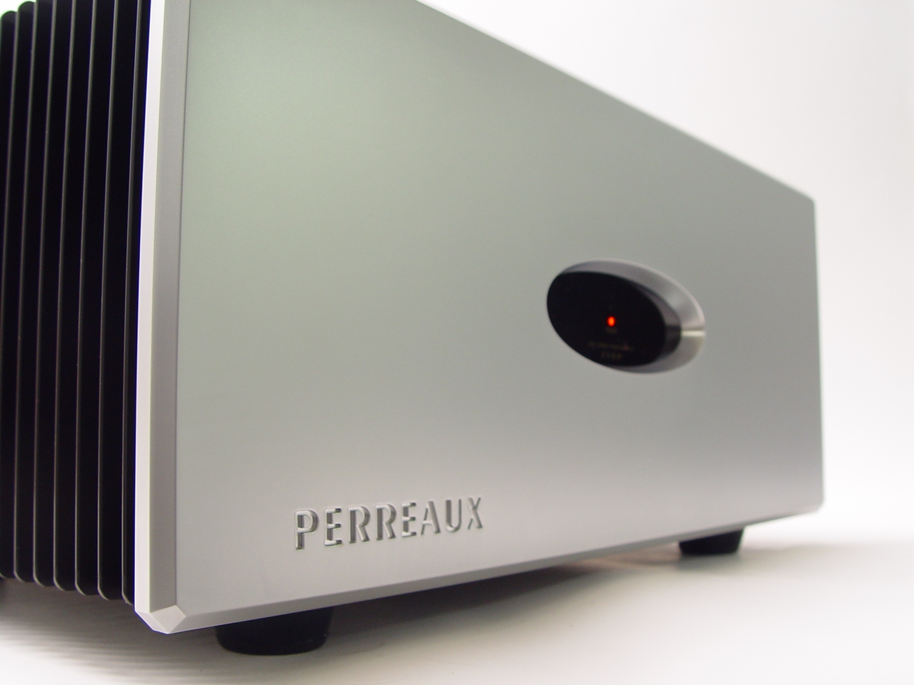 Neuer Testbericht der PERREAUX Prisma 350 Endstufe Kraftpaket mit Tiefgründigkeit