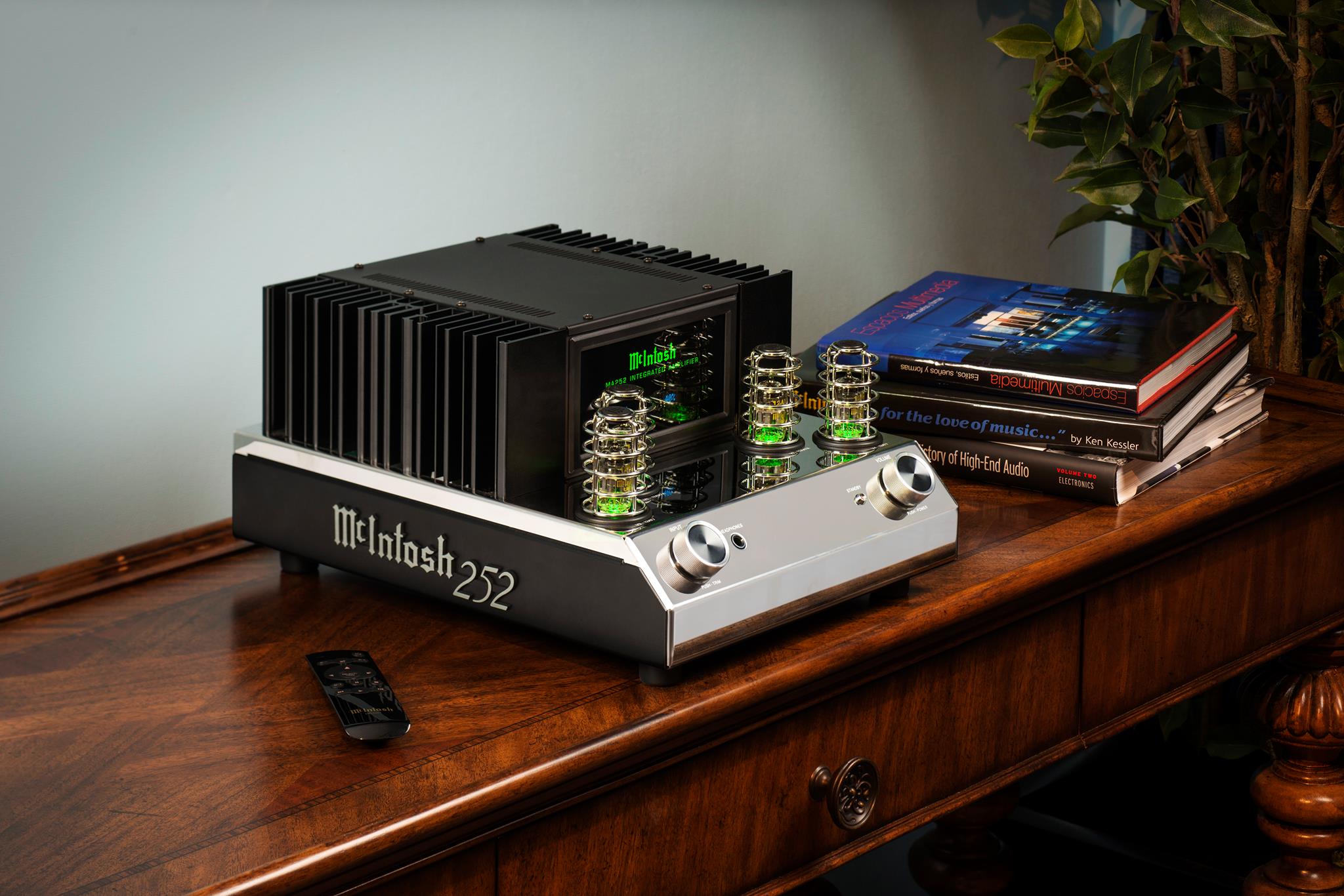 MCINTOSH MA252 Nothing more than pure Sound ! MCINTOSH MA252 Nothing more than pure Sound !