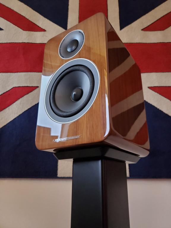 Im zweiten Kapitel widmet sich ecoutics der ACOUSTIC ENERGY AE 1 Active: „Audiophile System Builder“ Acoustic Energy AE 1 Active Walnuss