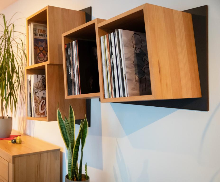 Das Schallplatten Regal mit den speziellen Fächern. Zur schonenden Aufbewahrung Ihrer Sammlung Das Schallplatten Regal mit den geneigten Fächern