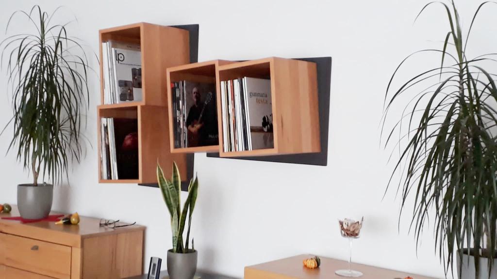 Das Schallplatten Regal mit den speziellen Fächern. Zur schonenden Aufbewahrung Ihrer Sammlung Das Schallplatten Regal mit den geneigten Fächern