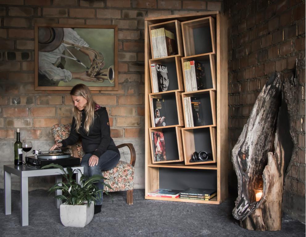 Das Schallplatten-Regal mit den speziellen Fächern Das Schallplatten-Regal mit den schräg gestellten Fächern