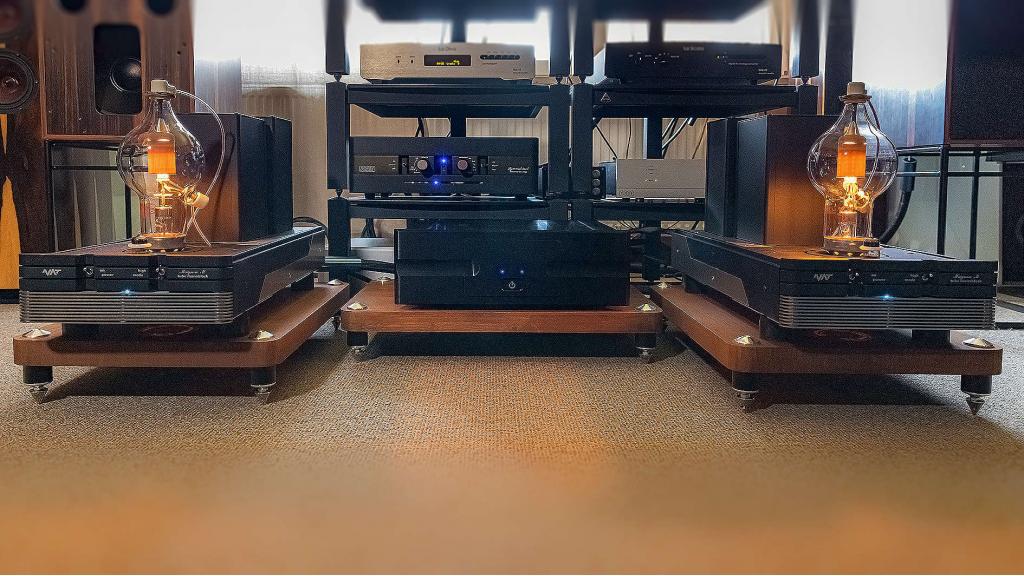 "Mitten ins Herz"  - schreibt Andreas Wenderoth zu den NAT Magma M Monoblöcken in der IMAGE 5/19