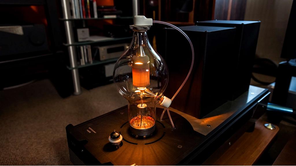 "Mitten ins Herz"  - schreibt Andreas Wenderoth zu den NAT Magma M Monoblöcken in der IMAGE 5/19