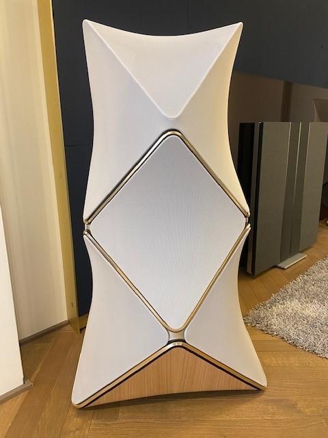 Beolab 90 Gold/sand Edition   Beolab 90 aus unseren Showroom