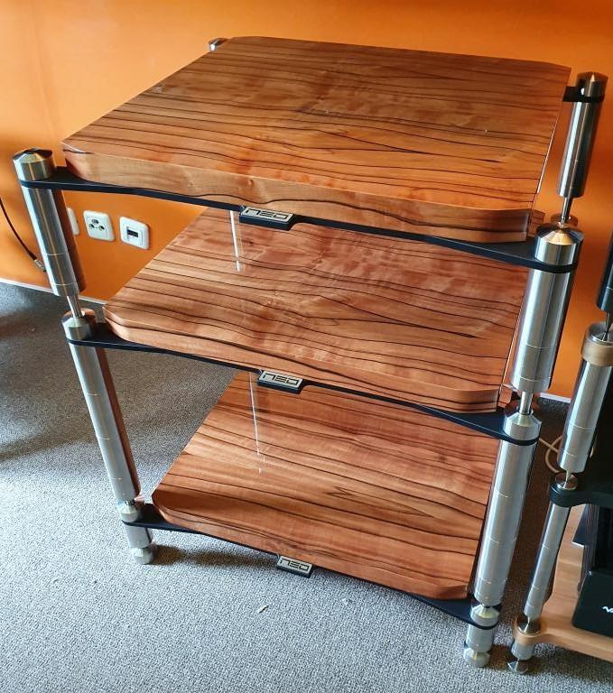 Wir haben die Luxus Audio Möbel von Neo High End im Programm www.audio-offensive.de und www.berlin-hifi.de