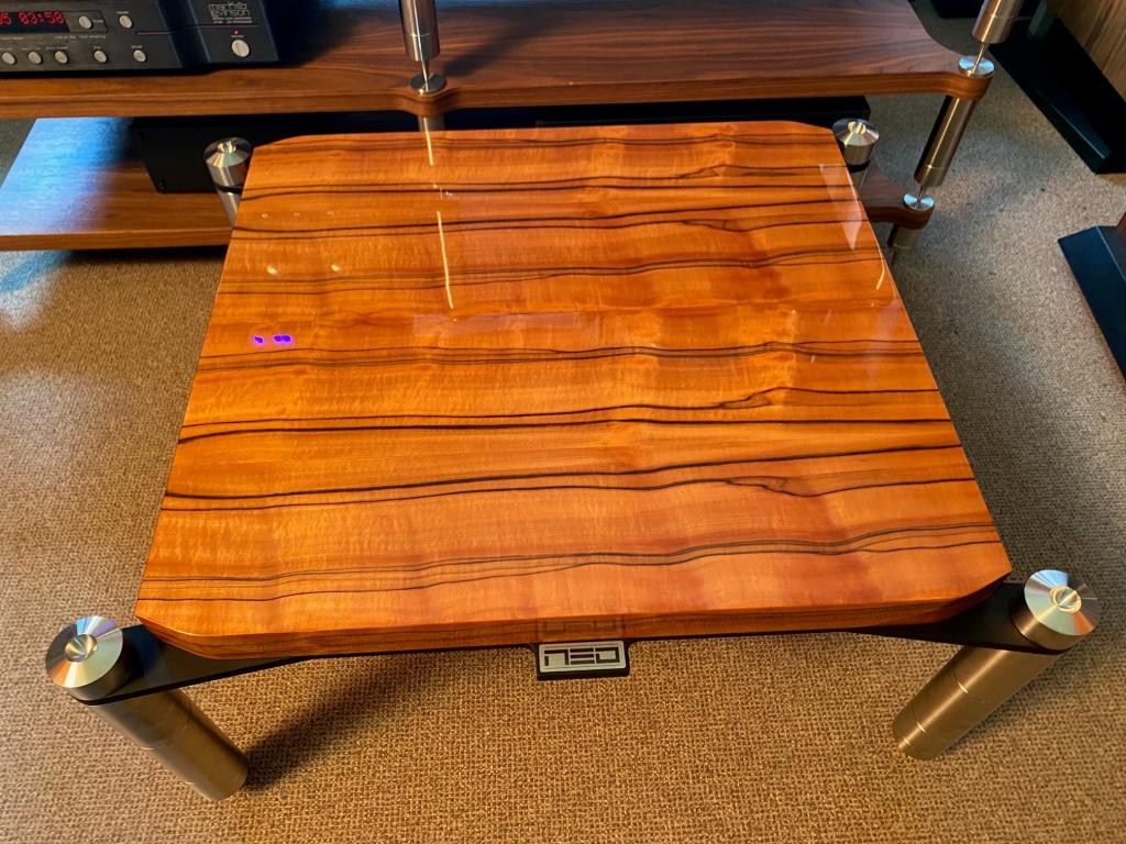 Wir haben die Luxus Audio Möbel von Neo High End im Programm www.audio-offensive.de und www.berlin-hifi.de