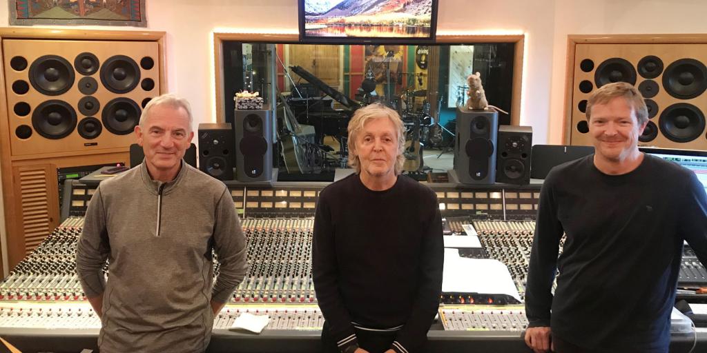 Paul McCartney hört mit Acoustic Energy AE1 ab Acoustic Energy AE 1 bei Paul McCartney im Studio