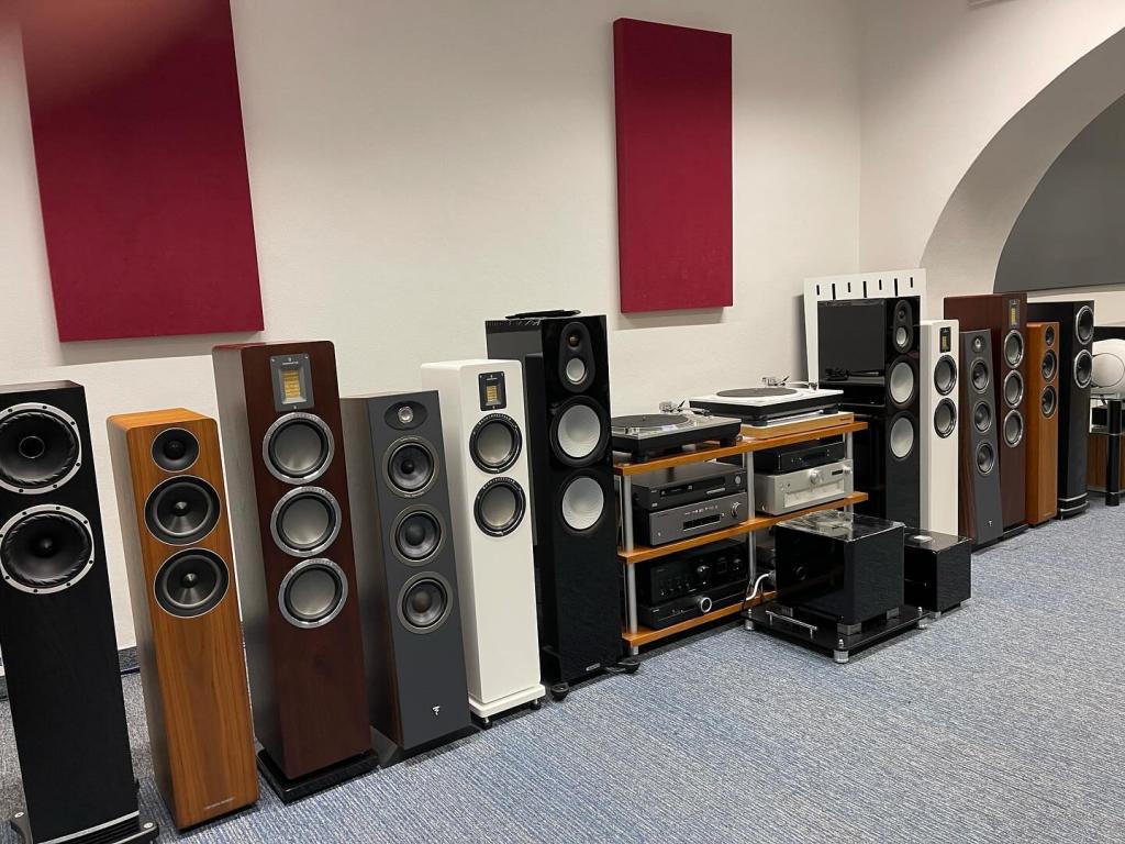 Acoustic Energy - In bester Gesellschaft Die Boxengasse eines Hifihändler