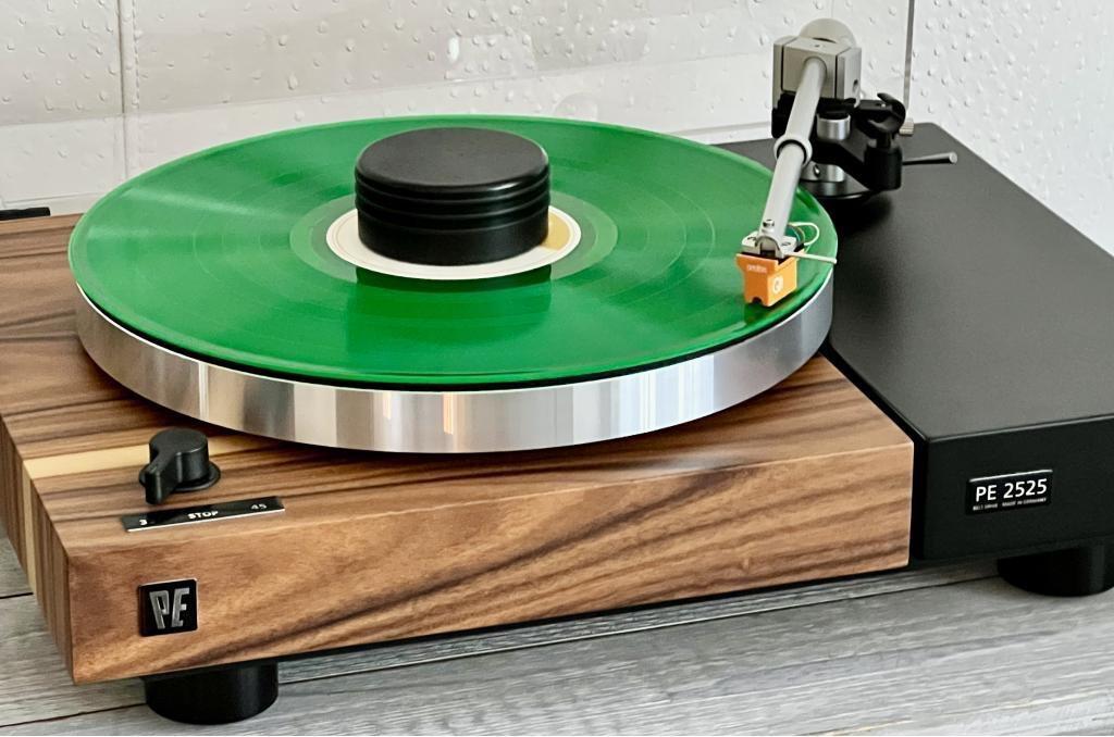 Perpetuum-Ebner - Analoge Plattenspieler Kunst aus dem Schwarzwald Perpetuum-Ebner - PE 2525 MK2