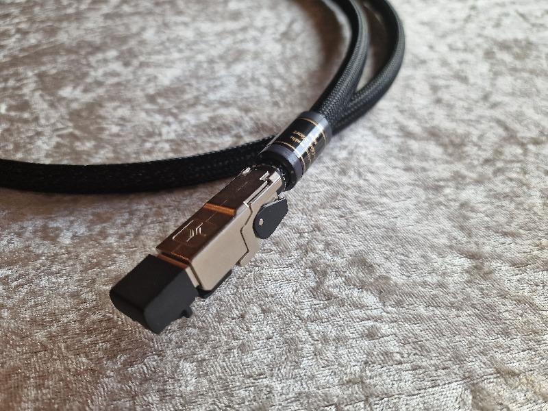 feine Digitalkabel für den perfekten Klang ! www.audio-offensive.de und www.berlin-hifi.de