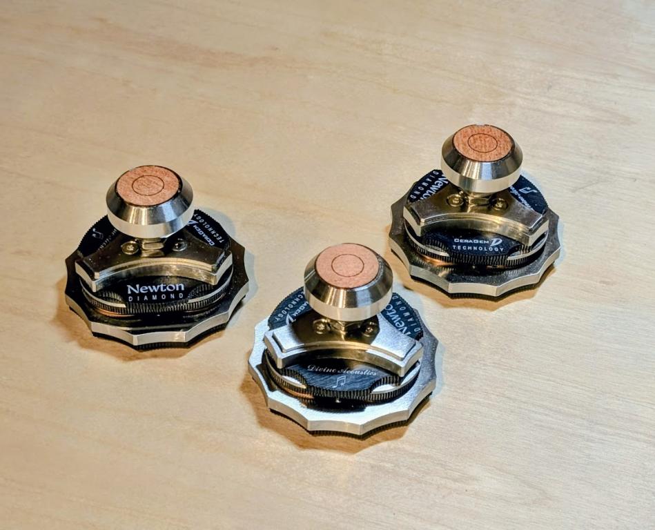 DIVINE ACOUSTICS NEWTON NEU! DIVINE ACOUSTICS NEWTON Gerätefüße