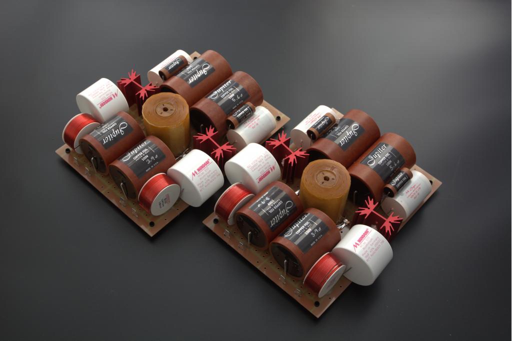 Was macht Klangmeister genau und warum nehmen es so viele Kunden in Anspruch?  Eine symmetrische Frequenzweiche mit Jupiter Kupferfolienkondensatoren.