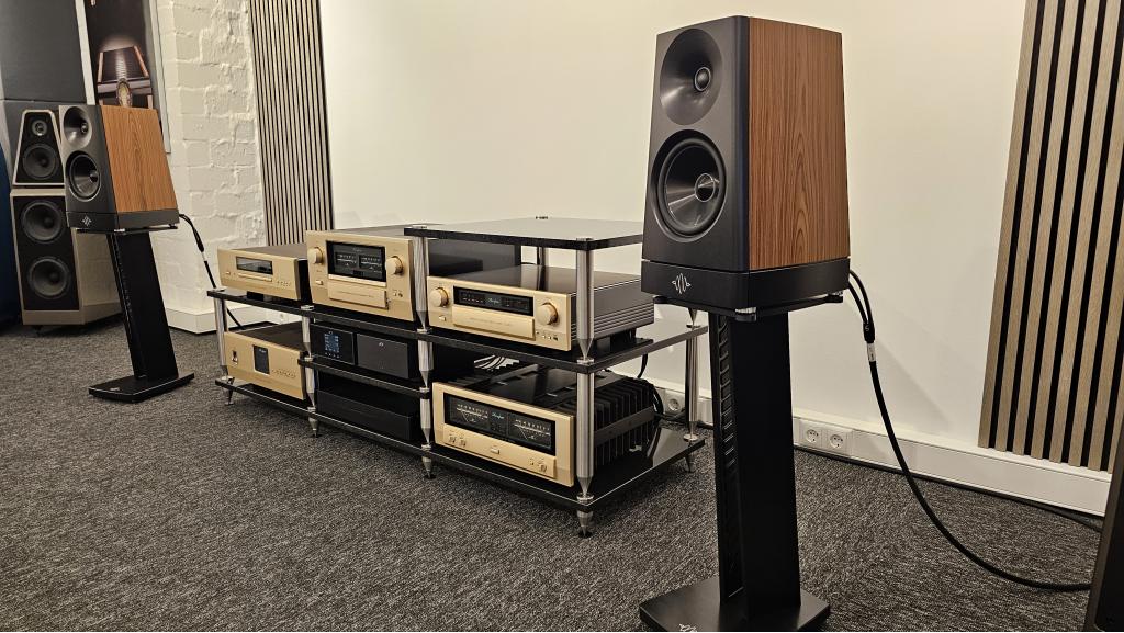 YG Acoustics und Accuphase YG Acoustics Tor aus der Peaks Serie - Stativlautsprecher
