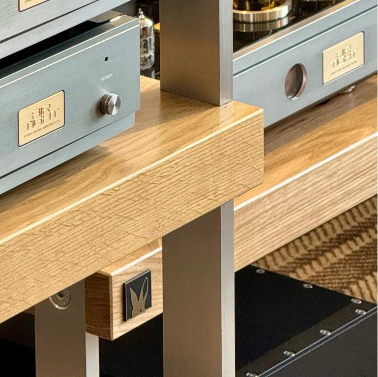 High-Fidelity Möbel & mehr auf der High-End 2026 in Wien Details eines beaudioful RÄCK aus Premium-Massivholz Wildeiche