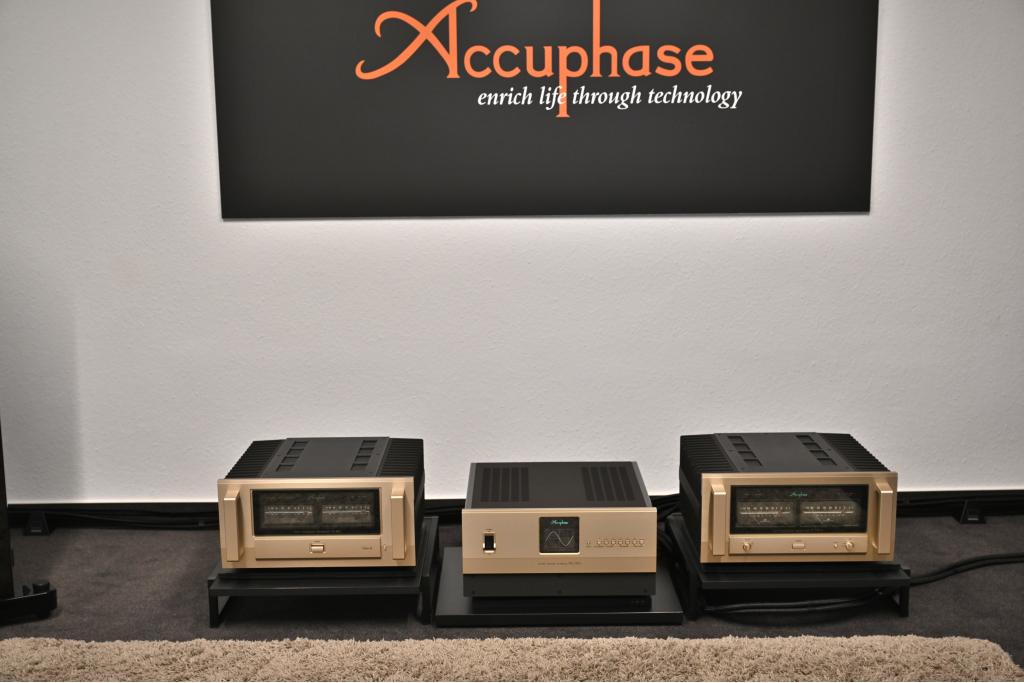 Accuphase High End Vergleich : Class A (A80) vs Class AB (P7500) an der Referenz Vorstufe C3900S . Accuphase A80 , PS 1250 und P7500