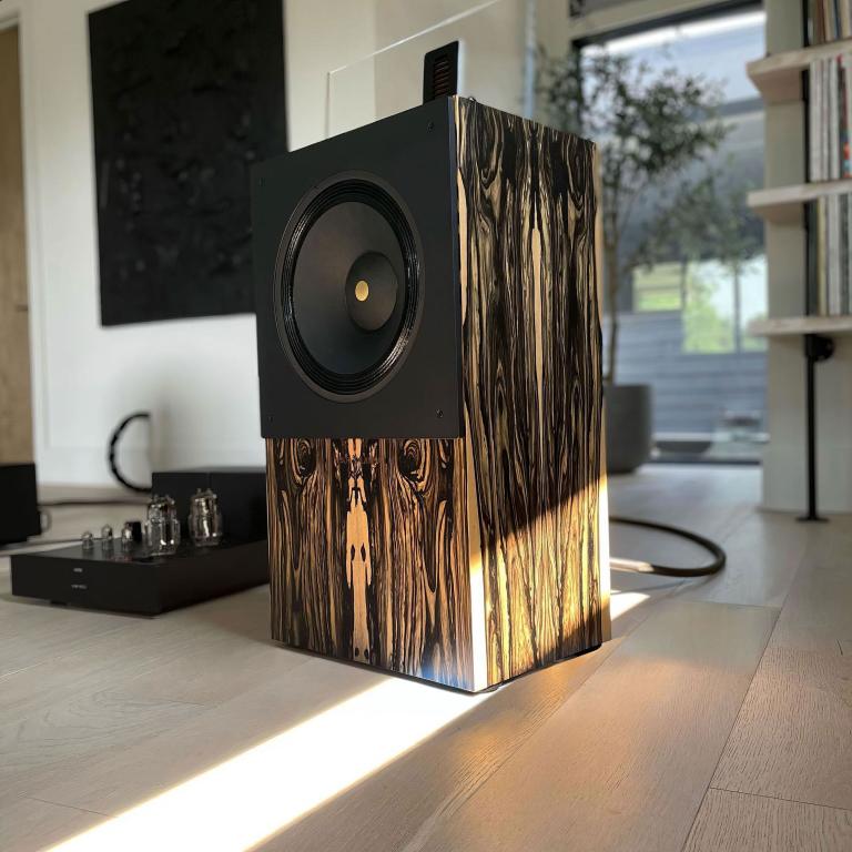 WOLF VON LANGA® Lautsprecher. WVL STAGE+, SON, ULTIMA. Musik geht unter die Haut! Wolf von Langa Premium High-End Lautsprecher