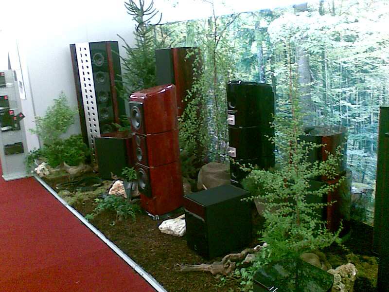 Ja sind wir denn im Wald? Swans Lautsprecher im HIGHEND-Wald