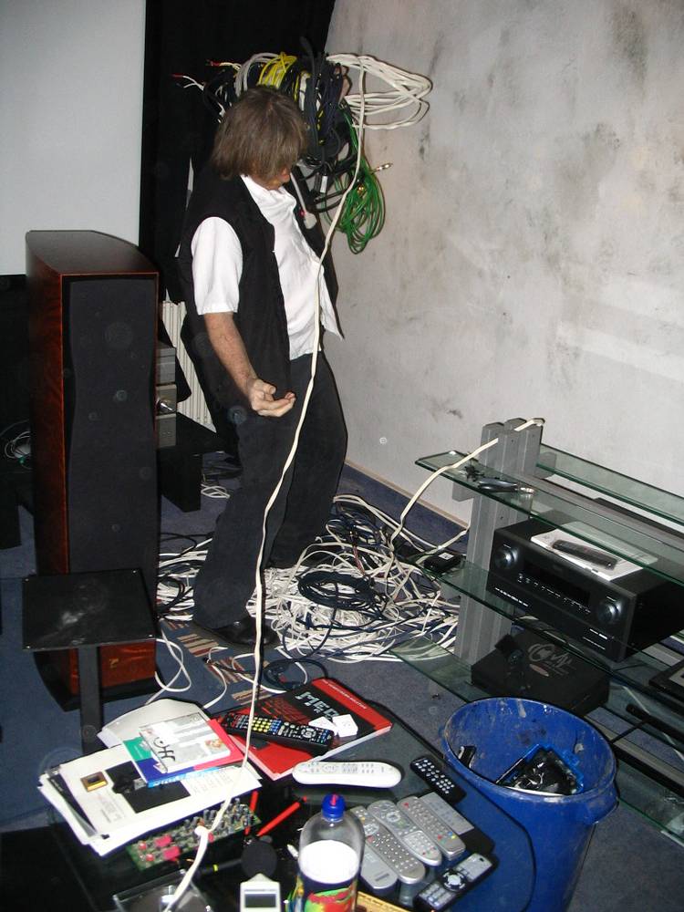 Arbeitsplatz für Hifi-Techniker frei 